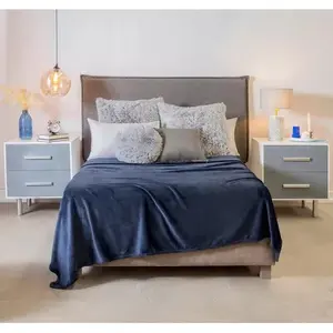 Cobija Ligera Vianney Tamaño King Size / Queen Size Azul Marino con Diseño de Tela Lisa - Product Image 4