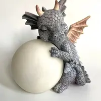 अमेज़न गर्म बेच Polyresin प्यारा हंसी राल उद्यान ड्रैगन Meditated प्रतिमा गहने राल मूर्ति Taille ड्रैगन गेंद