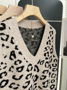 Chaleco de punto con estampado de leopardo y cuello en V para mujer, suelto, sin mangas, estilo vintage, suave, para capas informales, venta al por mayor - Product Image 5