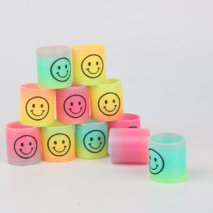 Mini anneau arc-en-ciel avec visage souriant, 2.8x3.5cm, anneau magique télescopique pour enfants de 4 à 6 ans, jouet - Product Image 3