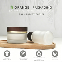 Ensemble de flacons cosmétiques en verre givré de luxe avec bouchon en bois de noyer et anneau doré pour des solutions complètes d'emballage de soins de la peau