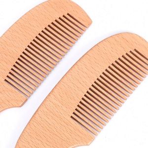 Peigne pour bébé en bois de hêtre naturel fait à la main pour la salle de bain - Product Image 2