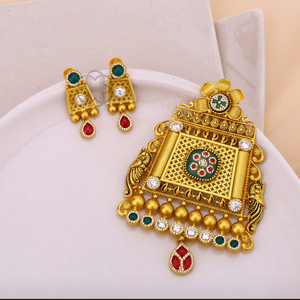 Conjunto de colgante tradicional indio en tono dorado con piedras rojas y verdes, collar de estilo étnico vintage con aretes a juego. - Product Image 1