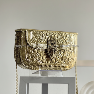 Bolso de Mano de Latón Hecho a Mano en India, Chapado en Oro, para Bodas y Fiestas Nocturnas - Regalo de Regreso de India - Product Image 1