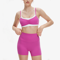 Ensemble 2 pièces tendance : Haut de sport froncé superposé pour femme et short taille haute sculptant, idéal pour le fitness et le Pilates, avec rembourrage frontal