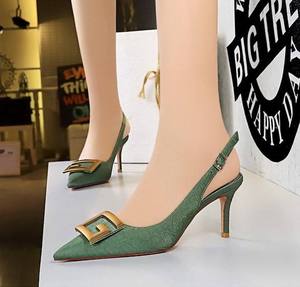รองเท้าส้นสูงหัวแหลมสำหรับผู้หญิง สไตล์ลำลองสำหรับใส่ทำงาน ดีไซน์เรียบหรู ทันสมัย พร้อมหัวเข็มขัดโลหะ - Product Image 4