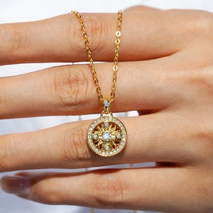 Collana con Pendente Vintage VANFI in Argento 925 con Moissanite D VVS, Catena Dorata Cinese, Motivo Girasole e Bussola dei Otto Tesori per Donna - Product Image 4