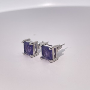Pendientes de Botón Sencillos para Mujer con Zirconia Morada y Oro Blanco Chapado en Latón con Engaste de Cuatro Puntas de Tianyu Gems - Product Image 3