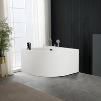 Baignoire moderne en acrylique minimaliste pour deux personnes avec un design d'angle triangulaire unique, confort de bain profond, caractéristiques d'entretien facile