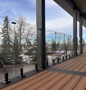 Balustrade de balcon en <span class=keywords><strong>verre</strong></span> sans cadre noir ST | Rail en <span class=keywords><strong>verre</strong></span> trempé avec ergots noir mat pour lofts intérieurs modernes - Product Image 4