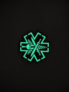 MEDIC Primeros Auxilios Rescate Forma de Cruz con Láser Sparta Blanco Doble Sward Reflectante Resplandor EN LA Oscuridad Parche Coser Bolsa Sombrero Camiseta - Product Image 3