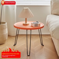 Table basse pliable en plastique de conception moderne mini table de chevet simple de célébrité d'Internet pour le salon chambre à coucher