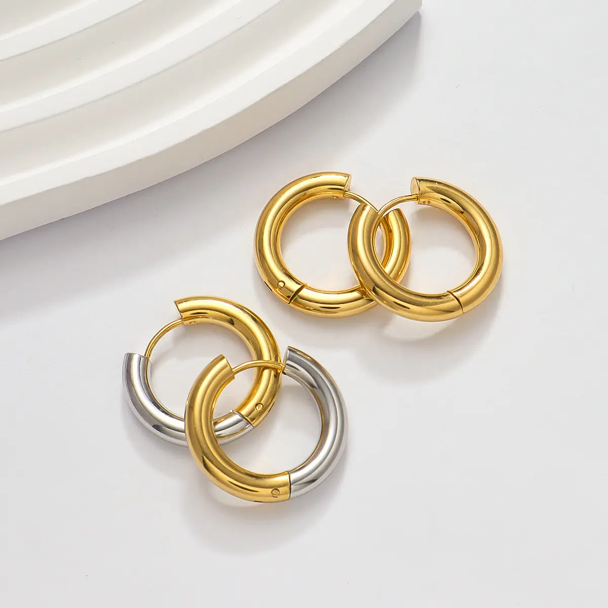 Wasserdichte minimalistische 18K Goldplattierung Huggies Hoop-Ohrringe Damenmode geometrischer Edelstahlkreis Hoop-Ohrring Schmuck