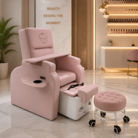 Tabouret de salon de luxe capitonné en cuir marron, fauteuil de styliste bas à roulettes avec structure en métal blanc et roulettes, siège de barbier