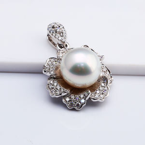 Venta al por mayor personalizado diamante cobre chapado en oro collar de perlas naturales colgantes encantadora flor perla plata colgante encantos para mujeres - Product Image 3