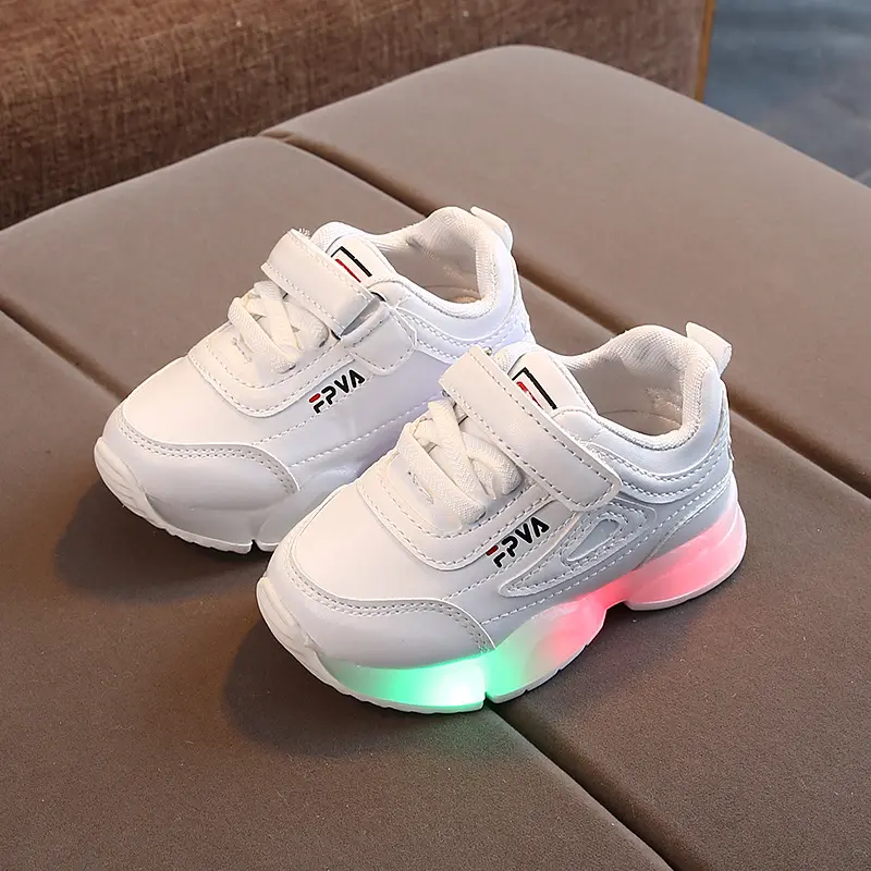 Tênis infantil com sola macia para meninos e meninas, calçado esportivo luminoso para crianças, calçado de meia idade com luz LED