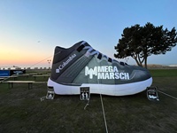 Réplique de chaussure gonflable promotionnelle pour les événements de marques sportives, modèle de sneaker gonflable à imprimé zèbre personnalisé