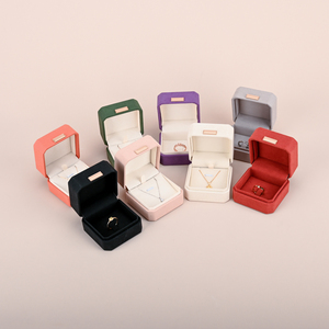 Caja de regalo de terciopelo de microfibra de gran venta, caja de exhibición cuadrada con tapa abatible de colores para anillos, pendientes, pulseras y collares. - Product Image 6