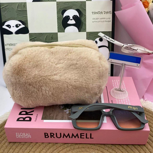 Sac de maquillage en peluche douce personnalisé avec logo, <span class=keywords><strong>couleur</strong></span> bonbon, portable, pochette moelleuse pour femmes, sacs de toilette à fermeture éclair pour filles - Product Image 4