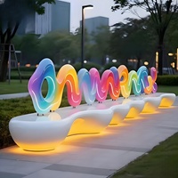 Banc d'extérieur en résine et fibre de verre résistant à l'usure, motif nuage arc-en-ciel, pour parcs et centres commerciaux