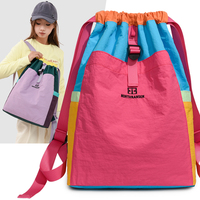Sac à dos de sport en nylon léger et souple avec cordon de serrage, color block, taille moyenne, pour hommes et femmes, idéal pour le badminton et les activités de plein air