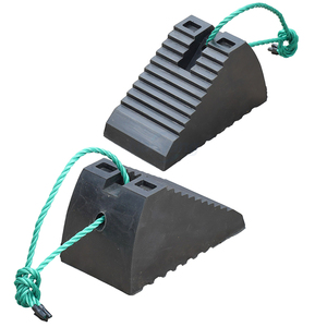 Cales de roue robustes en caoutchouc pour camions et remorques avec corde de sécurité – Blocs de stationnement pour pneus - Product Image 5