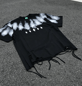 Camiseta Negra Oversize para Hombre, Manga Corta, Cuello Redondo, Estampado con Efecto Goteo, Estilo Urbano, con Dobladillo Desgastado y Patrón Blanco - Product Image 1