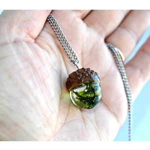 Collana Minimalista con Pendente in Resina Ecologica, <span class=keywords><strong>Ghianda</strong></span> e Muschio Essiccato Preservato - Product Image 6