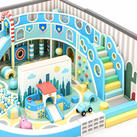 Structure de jeu intérieure personnalisée pour enfants sur le thème nautique : petit navire, toboggan, escalier, tunnel d'escalade, balançoire et maisonnette