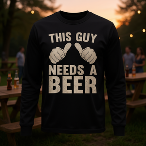 Questa maglietta vintage a maniche lunghe con stampa "This Guy Needs A Beer" è un'idea divertente per gli amanti della birra. - Product Image 3