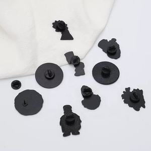 Gros métal anime broches carton <span class=keywords><strong>Simpsons</strong></span> drôle broches mignon émail anime badges broches pour vêtements en stock - Product Image 6