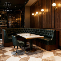 Ensemble de mobilier moderne pour hôtel, café et restaurant : table carrée en marbre, banquette en cuir, table et chaises