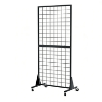 Présentoir autoportant mobile en métal personnalisé avec panneaux grillagés et base triangulaire pour suspendre les marchandises en magasin