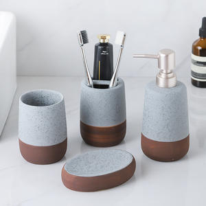 Ensemble de salle de bain en céramique de luxe haut de gamme quatre pièces flacons distributeurs à base <span class=keywords><strong>rouge</strong></span> avec finition mouchetée pour <span class=keywords><strong>savon</strong></span> et lotion - Product Image 3