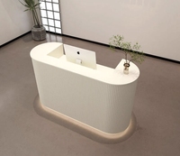 Comptoir d'accueil de luxe en bois blanc pour spa, petit salon de beauté moderne, réception pour hôtel avec lumières LED