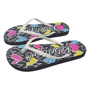 Chanclas de goma planas para mujer, diseño personalizado al por mayor, con estampado de corazones, estilo moderno y encantador, para el verano. - Product Image 3