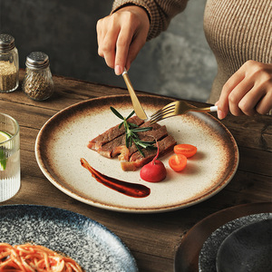 Assiette en porcelaine gaufrée japonaise stockée Vaisselle à steak occidental Assiette ronde en céramique pour petit déjeuner avec pierre noire et bord doré - Product Image 2