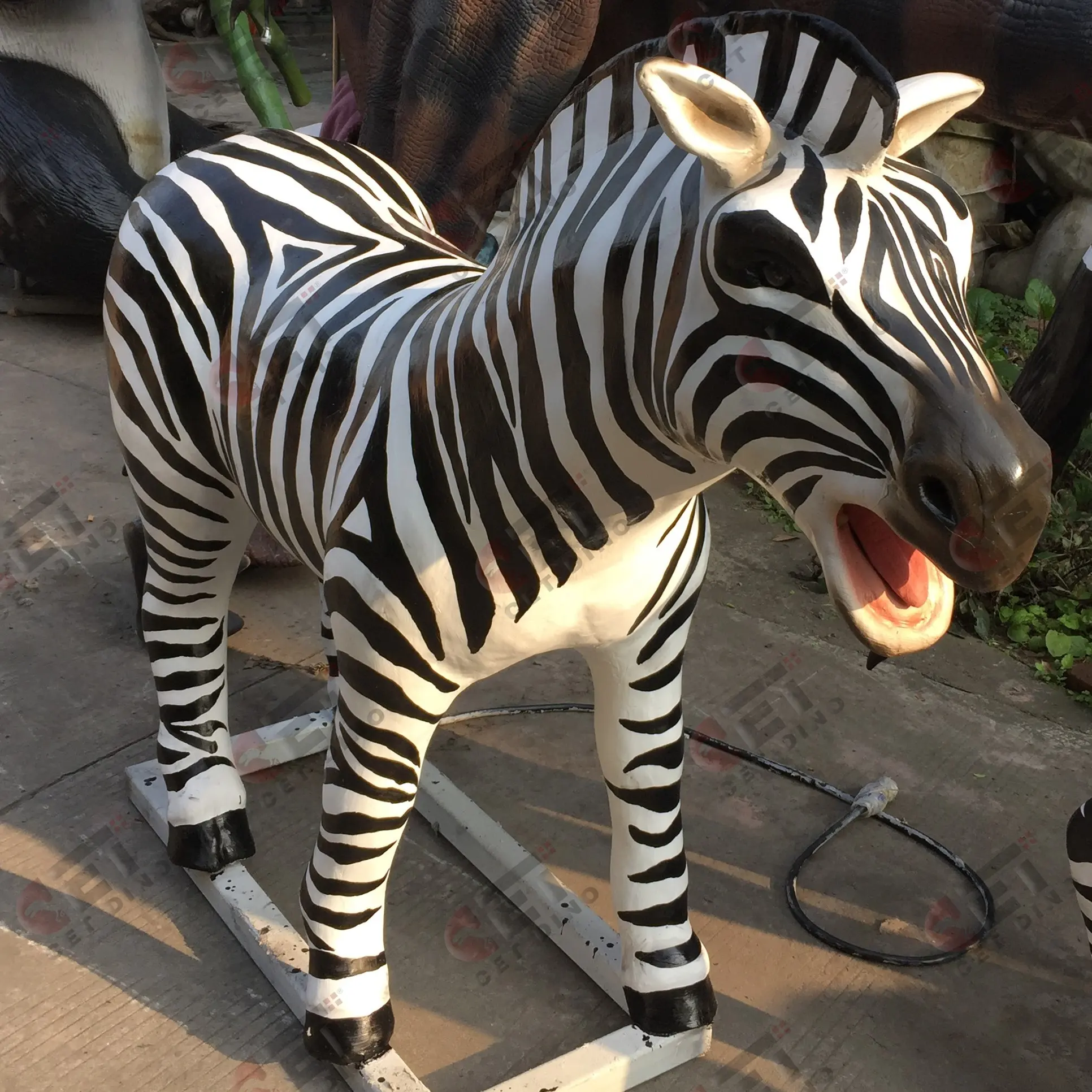 Otlak dekorasyon simülasyon Zebra hayvan aile robotik modeli Animatronic heykel