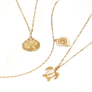 สร้อยคอสแตนเลสชุบทอง 18K ลายเปลือกหอยเต่าทะเล พร้อมจี้รูปเปลือกหอยและหอยสังข์ - Product Image 4