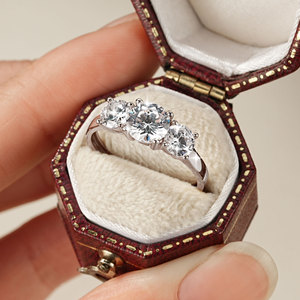 Anillos de tres piedras de moissanita de 2 quilates con certificación GRA, color D, VVS1, cobre con baño de oro de 14K, joyería creativa informal de moda para mujer. - Product Image 3