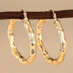 Aiedo Vane Golden Hoop Earrings Chapado en oro de 22k Estilo clásico Unisex Uso diario - Product Image 4