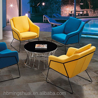 Fauteuil individuel en tissu blanc et bleu à motif de roses pour chambre à coucher, appartement, design moderne et contemporain