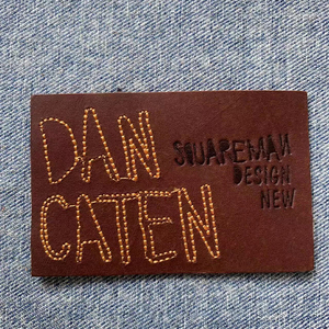 Étiquettes de bagages en cuir personnalisées avec monogramme / Étiquettes en cuir marron avec logo noir en relief / Patchs en cuir pour jeans/vêtements - Product Image 2