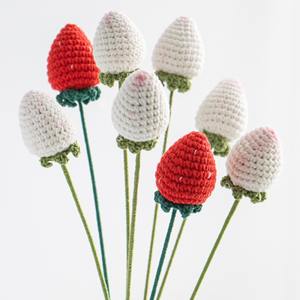 Bouquet éternel de fraises tissées à la main au crochet avec fleur simulée tenue à la main - Product Image 2