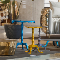 Table d'appoint moderne de luxe colorée, finition feuille d'argent et améthyste, design colonne torsadée pour salon de villa