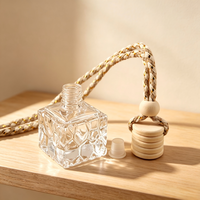 Bouteille diffuseur de parfum vide en verre transparent de 8 ml en forme de cube, à suspendre pour voiture, avec bouchon en bois, pour huiles essentielles - Vente en gros