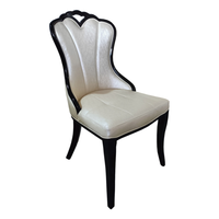 Chaise de salle à manger large et moderne, avec pieds en bois, style Chesterfield, en cuir