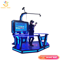 Simulation de joueur simple d'occasion tenant le simulateur de marche de tir de la plate-forme VR de l'espace VR