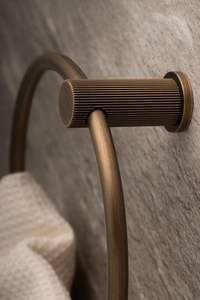 Porte-serviettes de qualité standard avec finition dorée, design luxueux de forme ronde, en vente - Product Image 6