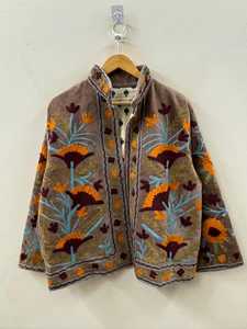 เสื้อคลุมกิโมโนกำมะหยี่ปักลายสัตว์สไตล์ซูซานีสำหรับฤดูหนาว งานฝีมือทำมือจากอุซเบกิสถาน สไตล์โบฮีเมียน เสื้อคลุมผ้าฝ้ายลายชาติพันธุ์ ของขวัญสำหรับเธอ - Product Image 4